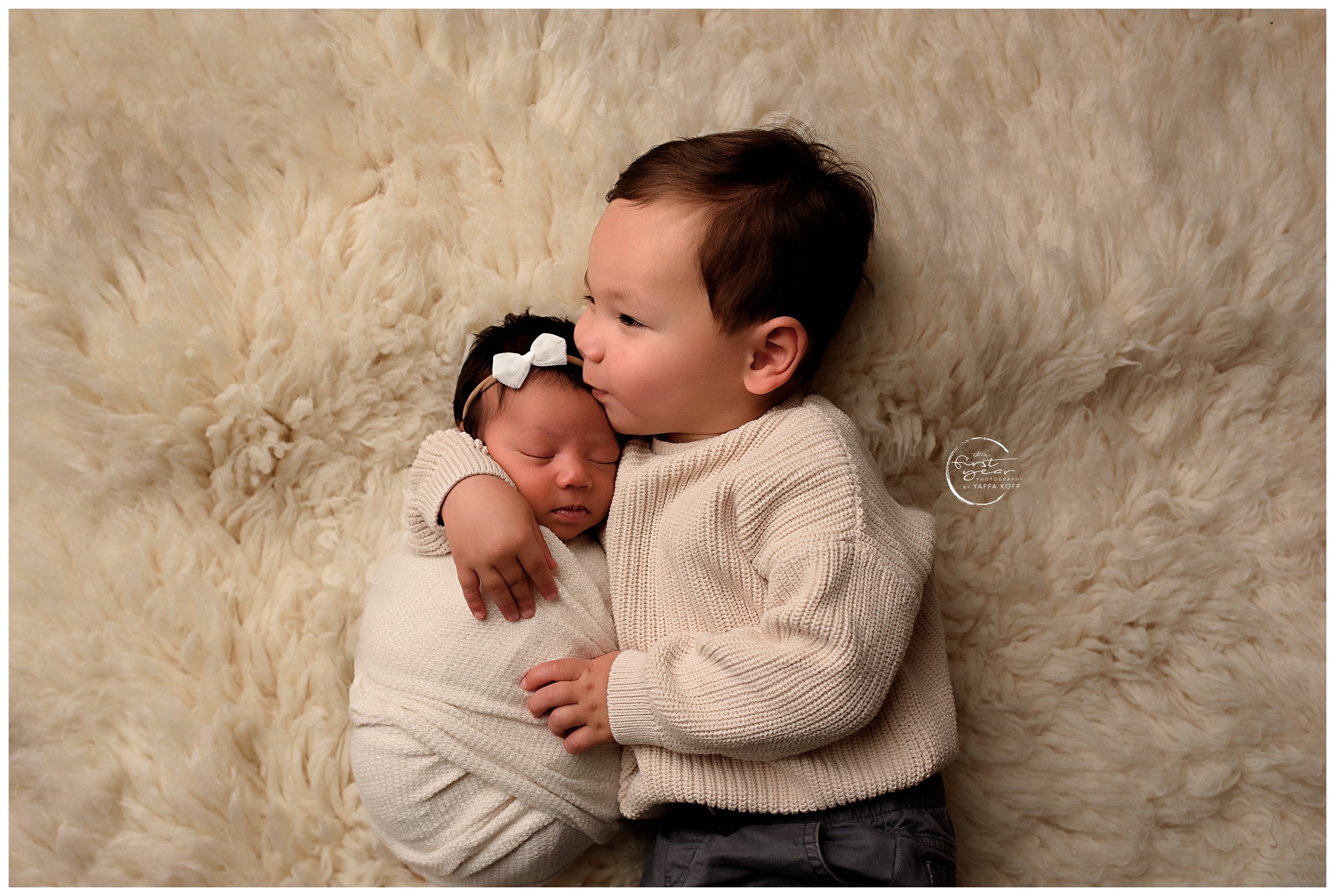 Baby hugs and kisses sibling for Yaffa Koff Photography